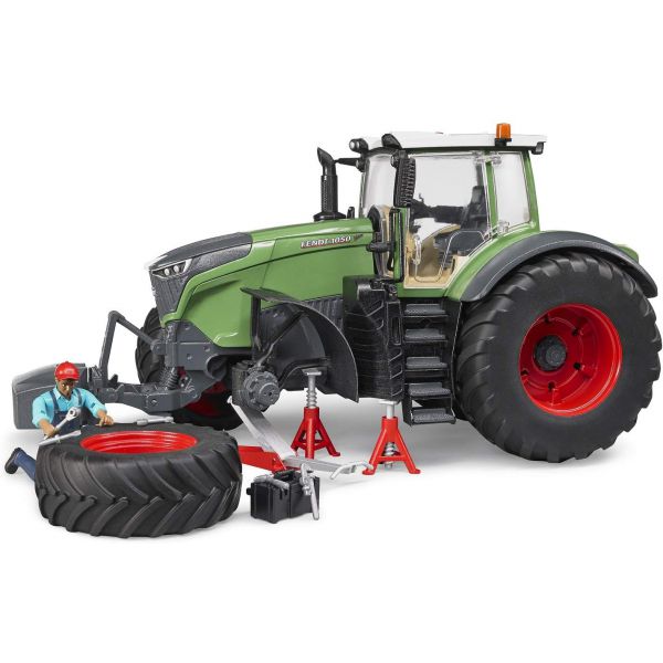 Fendt 1050 Vario tractor with mechanic and tools